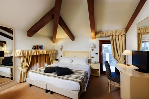 Superior Double or Twin Room, Canal View | Minibar, in-room safe, desk, blackout drapes