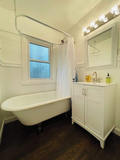 Basic Apartment | Bathroom