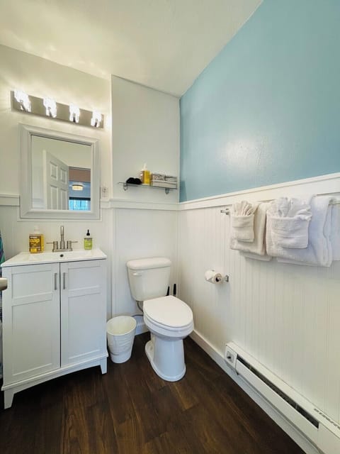 Basic Apartment | Bathroom