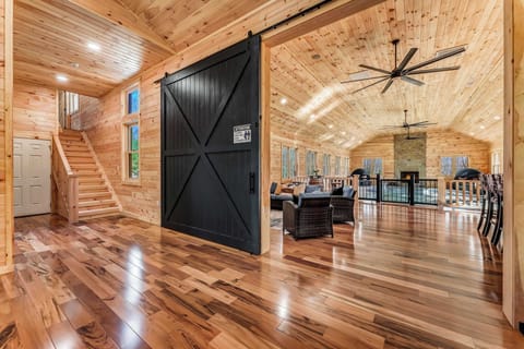 House (5 Bedrooms) | Interior