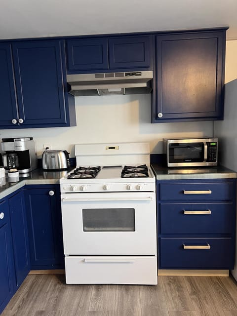 Tranquil lakeside retreat 3 bedroom home full kitchen