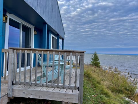 Tranquil lakeside retreat 3 bedroom home back deck with seating