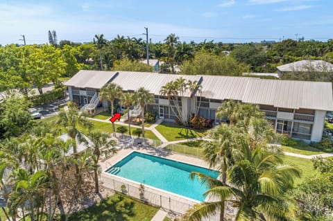 Only 24 unit, Cozy and intimate Complex with the pool in the middle 