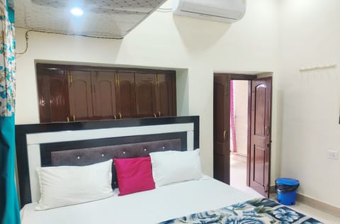Deluxe Double or Twin Room, City View | Room amenity