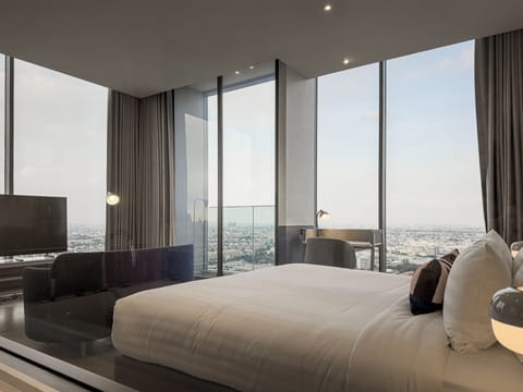 Executive Deluxe Corner Balcony | Minibar, in-room safe, laptop workspace, blackout drapes