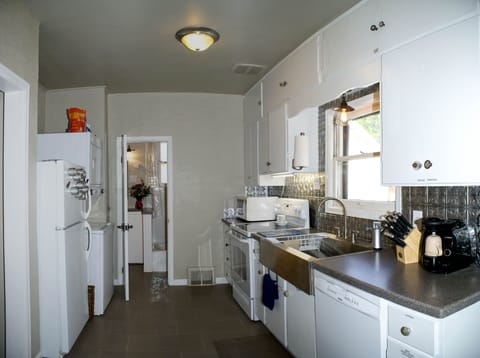 House, 2 Bedrooms | Private kitchen | Fridge, oven, coffee/tea maker, toaster