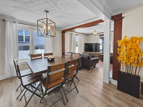House, 5 Bedrooms | Dining