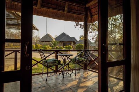Room, 2 Bedrooms, Patio, Garden View | Living area