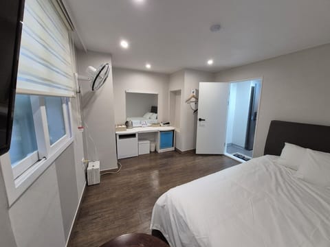 Deluxe Single Room, 1 Queen Bed | Free WiFi, bed sheets