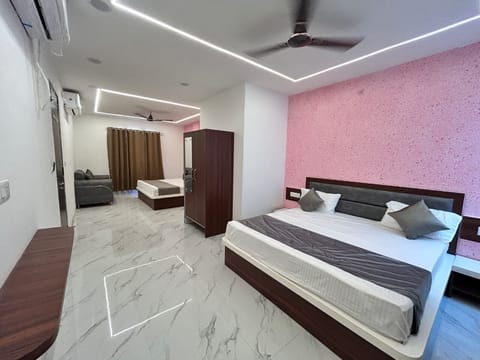 Suite, Private Bathroom | Desk, laptop workspace, soundproofing, iron/ironing board