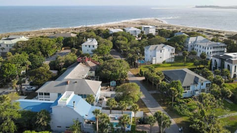 This photo shows we are 1.5 blocks to south beach (end of Tybee)
