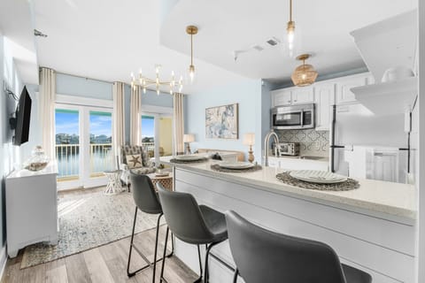 Kitchen Bar with seating for 3