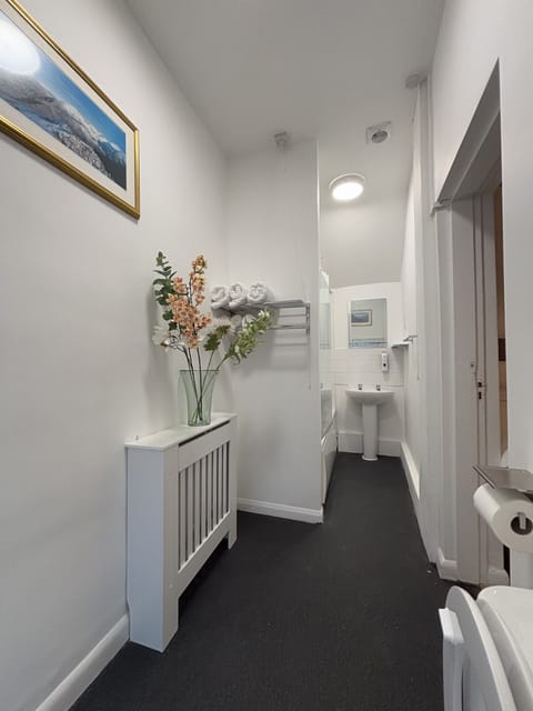 Triple Room, Ensuite | Bathroom | Hair dryer, towels, toilet paper