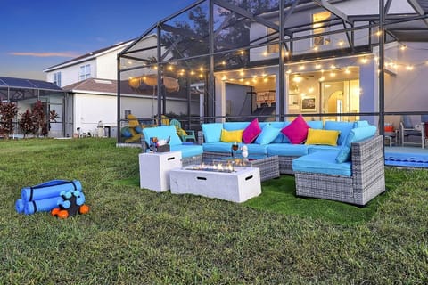 Gather around the fire and enjoy vibrant outdoor vibes — perfect for evening chats and cocktails under the lights.
