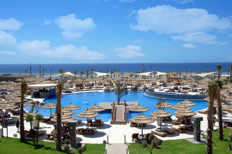 4 outdoor pools, pool umbrellas, sun loungers