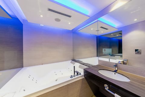 Superior Double Room, 1 King Bed (Direct access) | Bathroom | Shower, free toiletries, hair dryer, bidet