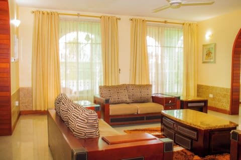 Deluxe Apartment, 2 Bedrooms, Garden View | Living area