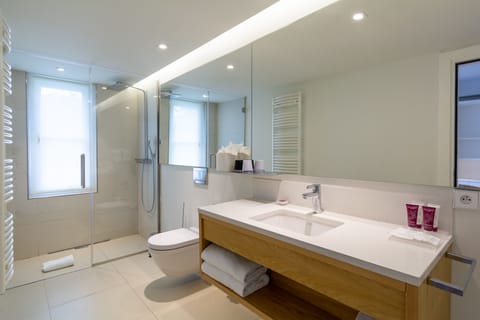 Superior Room, Terrace | Bathroom | Hair dryer, bathrobes, towels, shampoo