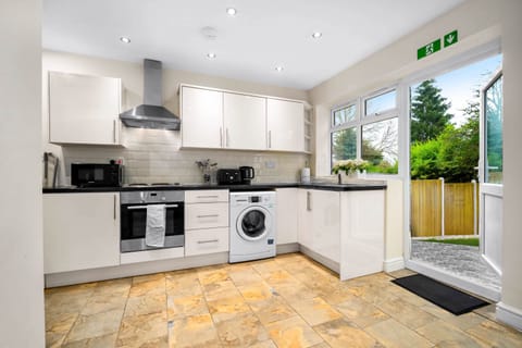 House | Private kitchen | Fridge, microwave, oven, stovetop