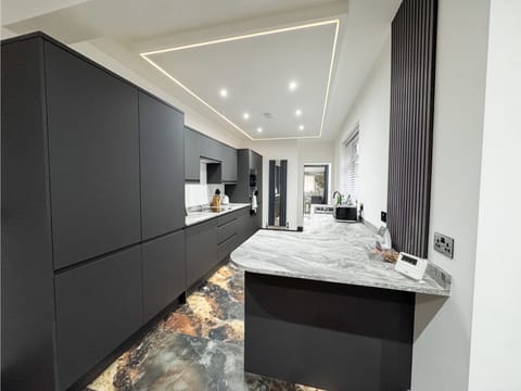 Luxury House, Private Bathroom | Shared kitchen