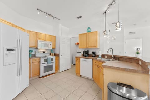 Kitchen #Disney #Parks #kingdom #springs #poolhouse #Vacation #Rental #waterpark #davenport #Kissimmee #Orlando #universal #citywalk #legoland #shortstay #longstay
