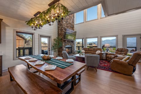 Take in those beautiful mountain views from the living and dining areas!