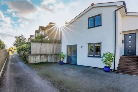 Sunnyside is an inviting holiday home boasting a bright facade, nestled in the heart of Beer, just moments from the sea.
