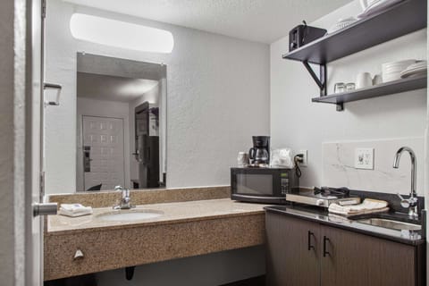 Full-size fridge, microwave, stovetop, coffee/tea maker