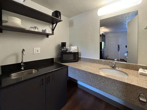 Full-size fridge, microwave, stovetop, coffee/tea maker