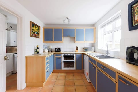 The fully-equipped kitchen has everything you need to prepare drinks, meals and picnics.