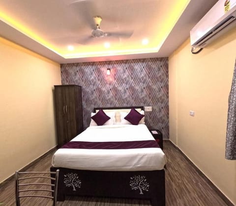 Premium bedding, soundproofing, WiFi (free), bed sheets