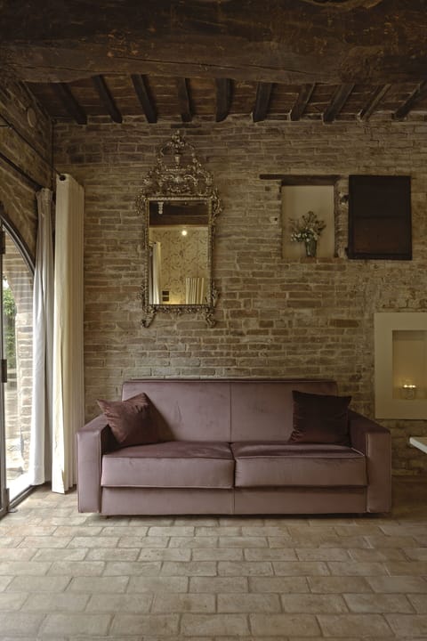 Brown, Furniture, Couch, Wood, Interior Design, Rectangle, Flooring, Floor, Living Room, Hardwood