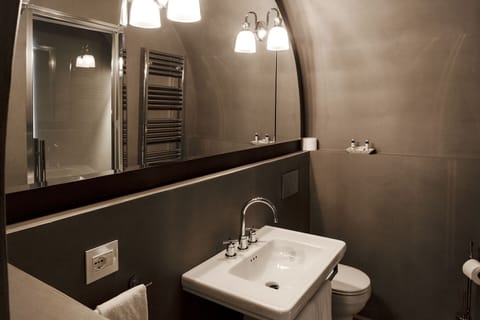 Mirror, Brown, Tap, Bathroom Sink, Plumbing Fixture, Sink, Bathroom, Interior Design, Architecture, Wall