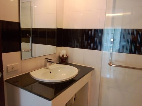 Standard Room, Balcony, Garden View | Bathroom