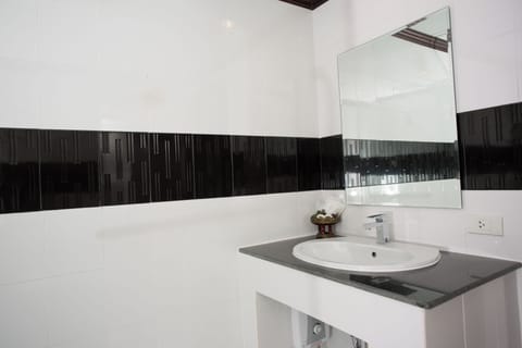 Deluxe Room, Pool View | Bathroom