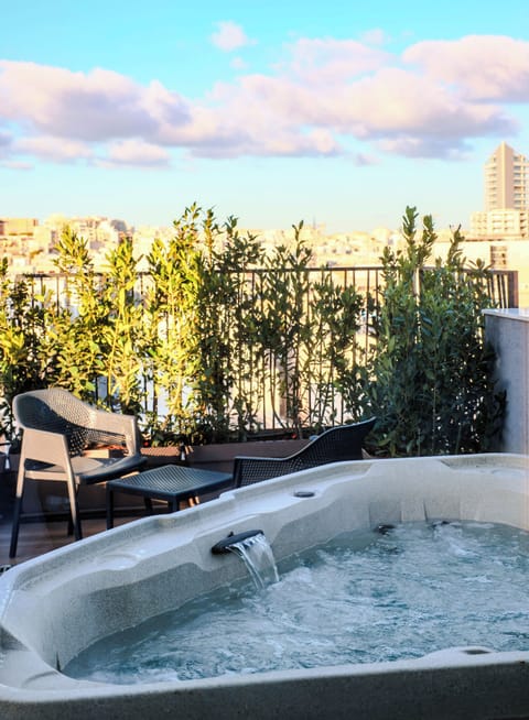 Junior Suite, Hot Tub | 1 bedroom, in-room safe, laptop workspace, soundproofing