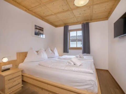 House | 5 bedrooms, bed sheets