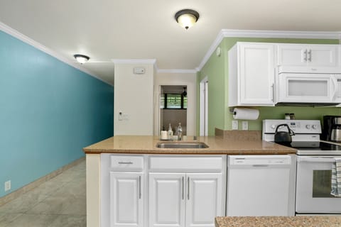 Condo, 1 Bedroom | Private kitchen | Fridge, oven, stovetop, coffee/tea maker