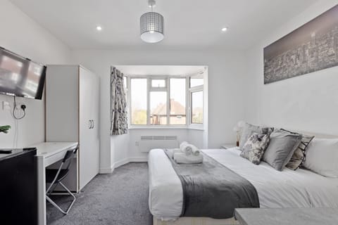 Luxury Apartment, Ensuite | Desk, laptop workspace, iron/ironing board, free WiFi