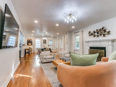 Hello Hollywood!  This home will make you feel like a movie start set back in time!