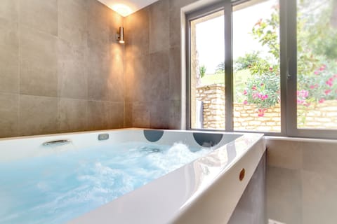 Luxury Double Room | Deep soaking bathtub
