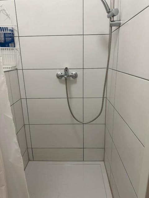 Basic Single Room | Bathroom