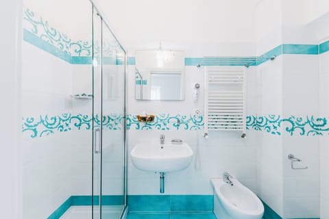 Deluxe Double Room | Bathroom | Shower