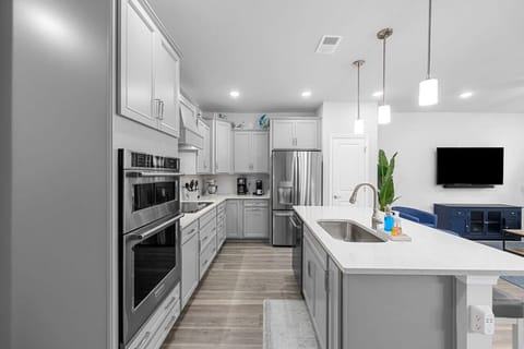 Gourmet kitchen to prepare and dine in!