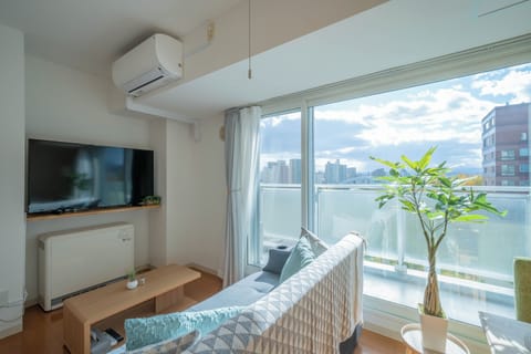 Family Suite | Living area | 40-inch flat-screen TV with digital channels