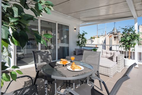 Deluxe Studio, City View | Terrace/patio