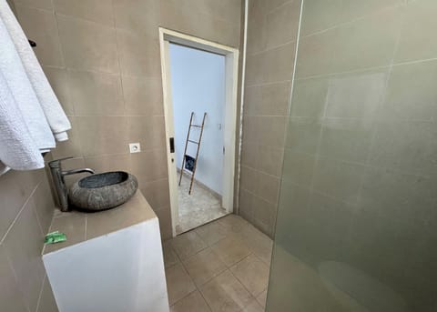 Deluxe Room | Bathroom | Free toiletries, towels