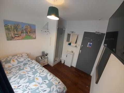 Classic Single Room, Private Bathroom | Blackout drapes, iron/ironing board, free WiFi