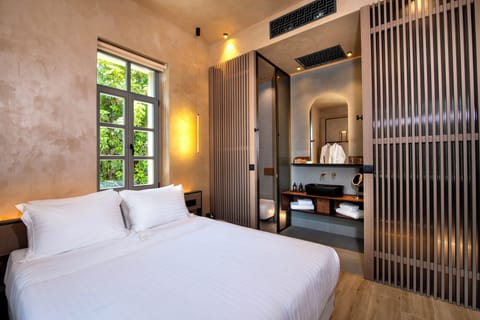 Deluxe Double or Twin Room, City View | Bathroom | Shower, hair dryer, bathrobes, slippers