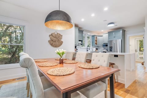 Seating for 5 at the bar and a total of 8 at the table